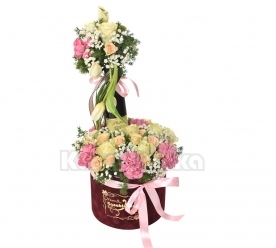 Ruže, karanfili, mini ruže i lale sa pićem u kutiji