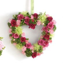 Aranžman - Srce od margareta, ruža,mini ruža i karanfila sa zelenilom