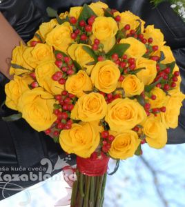 Bidermajer - Žute ruže i hiperikum