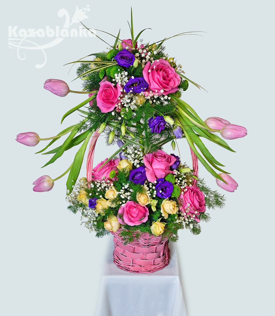 CASP 044. Aranžman - Ruže, lizijantus, lale, mini ruže, kermit, gipsofila i asparagus