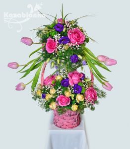 CASP 044. Aranžman - Ruže, lizijantus, lale, mini ruže, kermit, gipsofila i asparagus