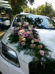 CAZA 030. Aranžman - Bele i lila ruže, lizijantus i zelenilo sa dekoracijom