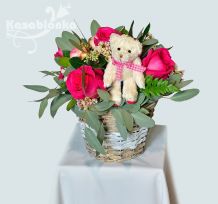 Aranžman - Ciklama ruže, šamalacijum, eukaliptus, paprat i plišani meda u korpici