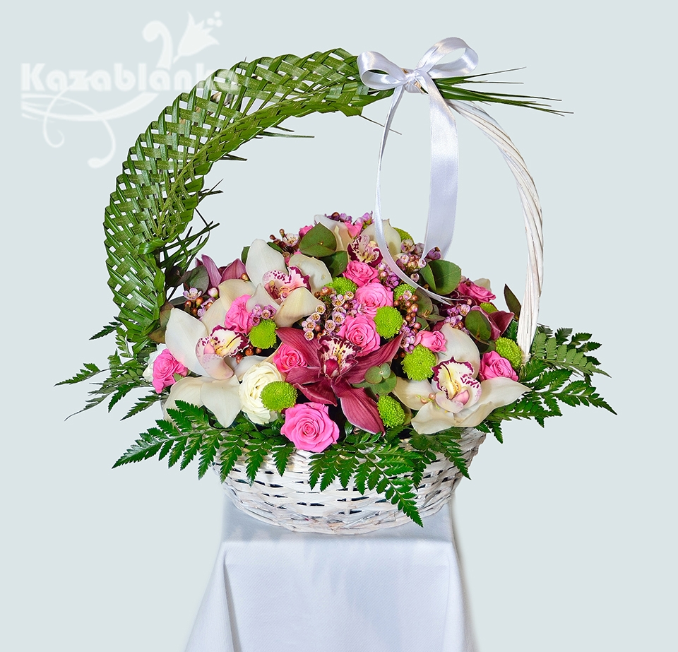 CASP 041. Aranžman - Bele i roze orhideje, mini roze ruže, kermit, paprat i rubelini