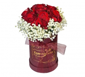 Crvene ruže i gipsofila u kutiji