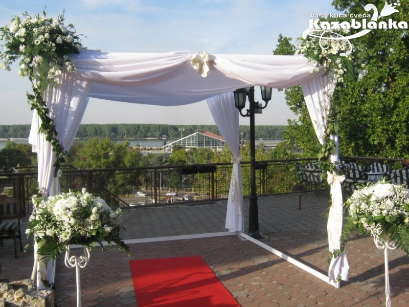 Aranžman - Lizijantus, hrizanteme, gipsofila sa dekoracijom