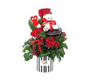 Crvene ruže, hiperikum i zelenilo u kutiji sa plišanim medom i ukrasnim srcem