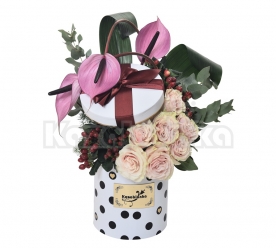 Ruže i anturijum sa dekoracijom u kutiji