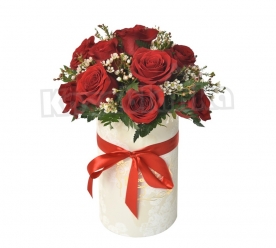 Crvene ekvadorske ruže, šamalacijum i zelenilo u kutiji
