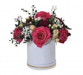 Ciklama ruže i karanfili sa dekoracijom u kutiji