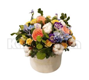 Ruže, mini ruže i lizijantus sa pamukom u kutiji