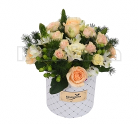 Kajsija ruže, mini ruže i alstromerije u kutiji