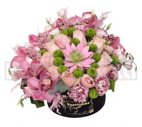Čuvarkuća u kombinaciji sa orhidejama, ružama, karanfilima i dekoracijom