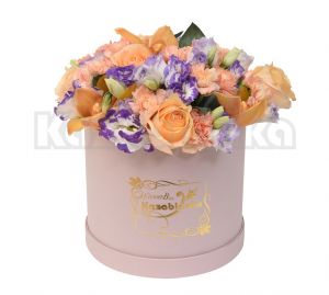 Ruže, orhideje, karanfil i lizijantus u kutiji