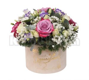 Lila ruže i lizijantus sa dekoracijom u kutiji