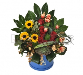 Suncokreti, lale i ruže sa bogatom dekoracijom u kutiji