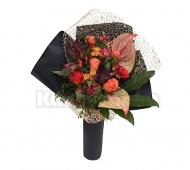 Buket - Ruže, karanfil i anturijum sa dekoracijom