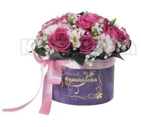 Roze ruže i lizijantus sa dekoracijom u kutiji