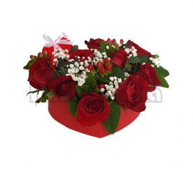 Crvene ruže sa dekoracijom u srcu