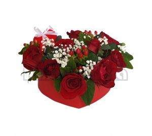 Crvene ruže sa dekoracijom u srcu