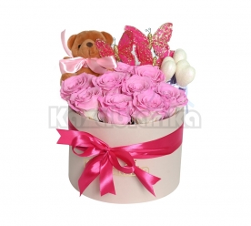 Roze dehidrirane ruže u kutiji sa medvedićem i leptirićima