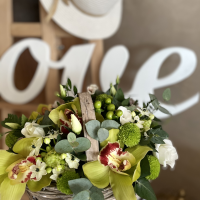 Zelene orhideje sa dekoracijom u korpi