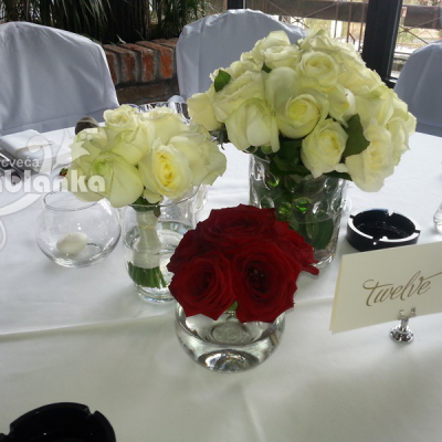 Aranžmani za sto sa ružama