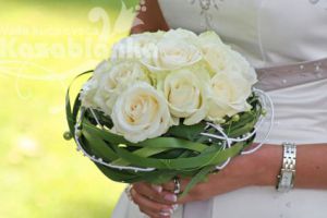 Bidermajer - Bele ekvadorske ruže i palma lepeza