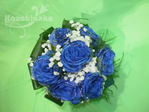 Bidermajer - Plave ruže sa gipsofilom i zelenilom