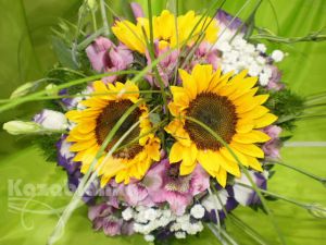 Bidermajer - Suncokret u kombinaciji sa alstromerijama, lizijantusom i zelenilom
