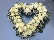 Aranžman -  Srce za auto od belih ruža
