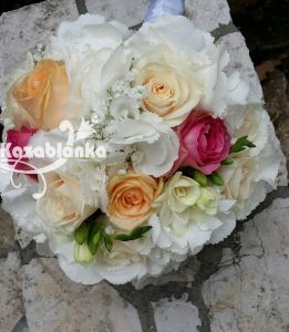 Bidermajer - Ruže, hortenzije i frezije