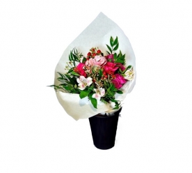 Buket - Tigrasto roze alstromerije, ruže, barsika, eukaliptus i hiperikum
